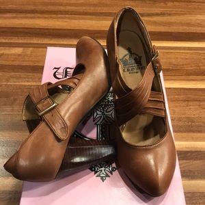 Crown Vintage Whiskey Wide Mary Jane pump heel 7
